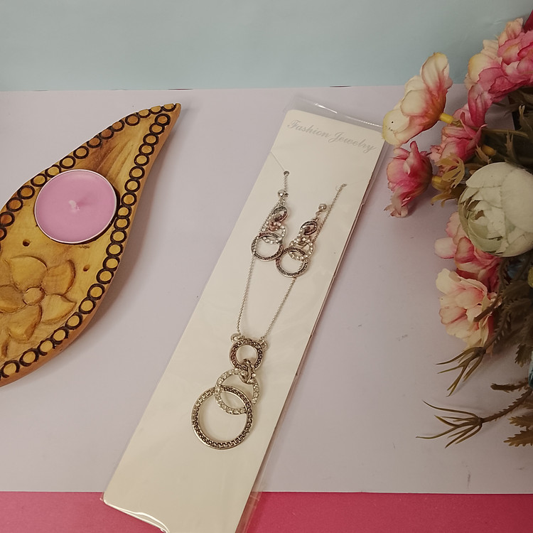 نیم ست گردن بند و گوشواره ورساچ سه حلقه ای مجلسی مشکی نقره ای رنگ